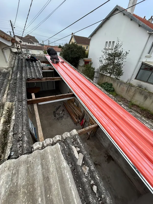 Pose des tôles de bac acier rouge sur l’annexe