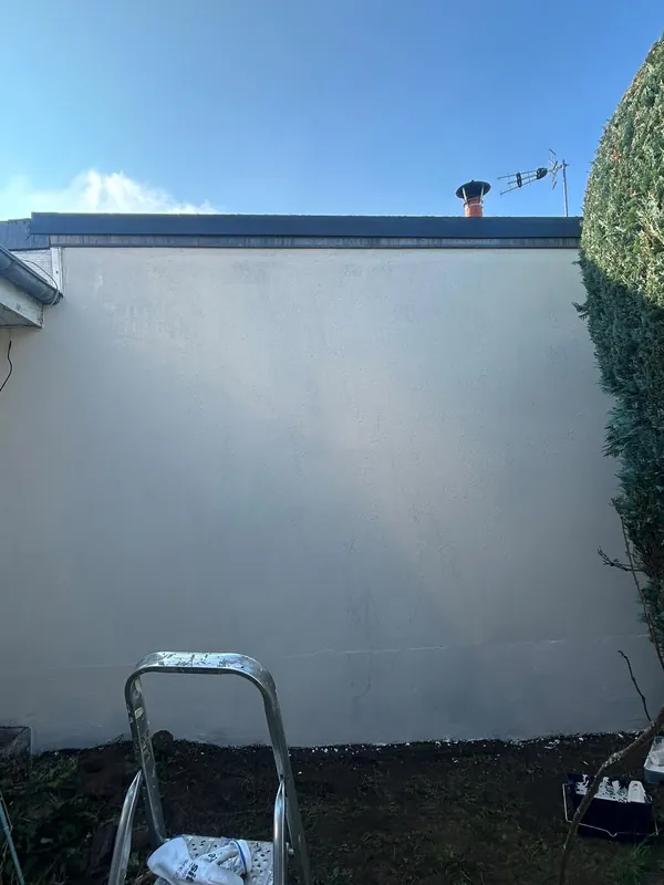 Mur extérieur remis en état, d’un blanc uniforme, chantier Cam Couverture