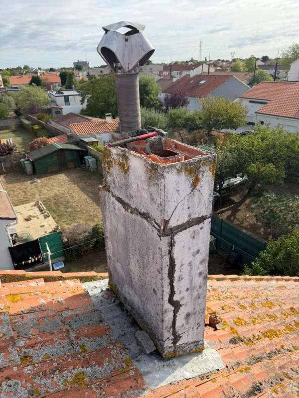 Souche de cheminée au-dessus d’un toit de tuiles, chantier Cam Couverture